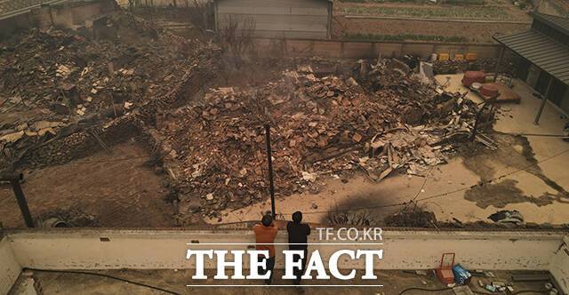 의성 산불이 발생한지 5일째를 맞은 26일 오전 전날 번진 산불에 경북 영덕군 지품면 수암리 일대 마을이 불에 타 흔적만 남아 있다. /영덕=박헌우 기자