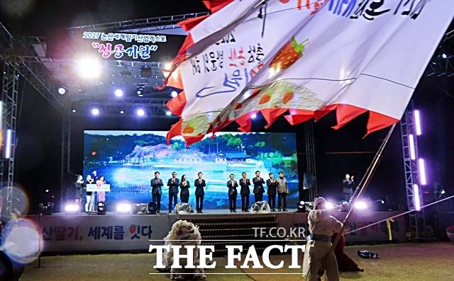 2025 논산딸기축제가 27일 논산시민가족공원에서 열린 가운데 개막식틍 통해 '개막 퍼포먼스 및 논산방문의 해 선포'를 펼치고 있다. /김형중 기자