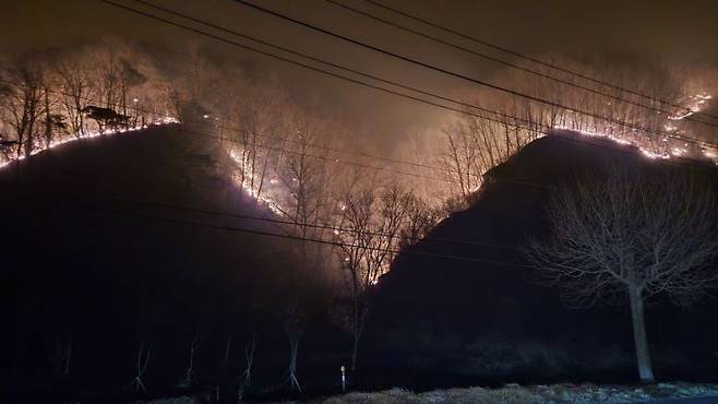 지난 26일 밤 경북 영양군 일대 산이 불타고 있다. 김귀열 기자.