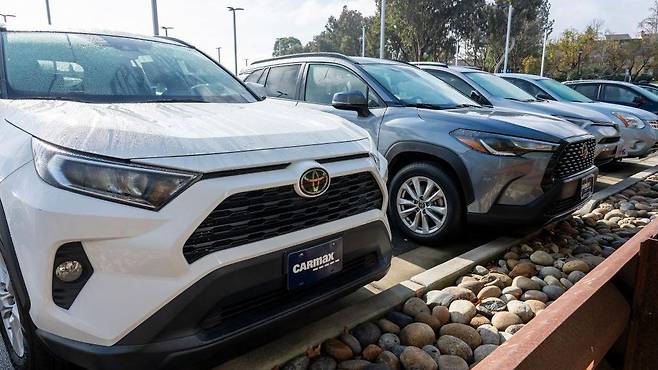 일렬로 주차된 흰색 도요타 RAV4 차량