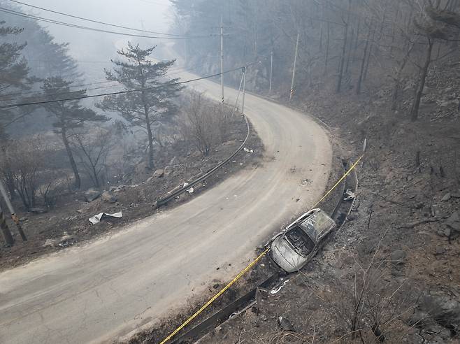 26일 경북 영양군 석보면 삼의리 삼의계곡에 전날 발생한 산불에 불탄 차량이 보존돼 있다. 이 차량 인근에서 산불 대피하다 숨진 3명이 발견됐다./연합뉴스