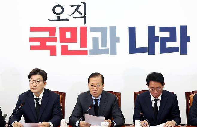 권영세 국민의힘 비상대책위원장이 27일 오전 서울 여의도 국회에서 열린 비상대책위원회의에서 발언을 하고 있다. 2025.03.27.  [서울=뉴시스]