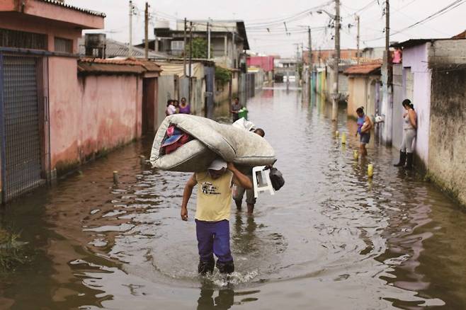 기후위기로 삶의 터전을 잃은 이들에게는 재난에 대비하는 보험이 하나의 안전망이 될 수 있다. 게티이미지뱅크 제공