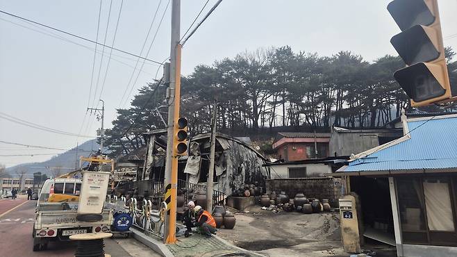 27일 경북 영덕군 지품면의 한 건물이 형체를 알아볼 수 없을 정도로 불탔다. 주성미 기자