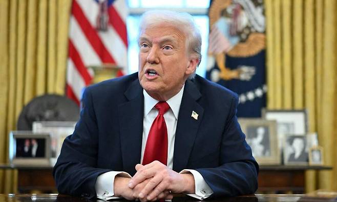 도널드 트럼프 미국 대통령이 26일 자동차 관세를 발표하고 있다. 워싱턴/AFP 연합뉴스