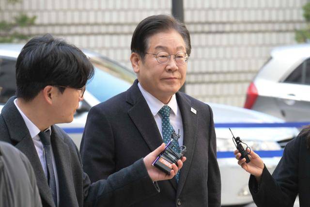 이재명(오른쪽) 더불어민주당 대표가 18일 서울 서초구 서울중앙지법에서 열린 '대장동 배임·성남FC 뇌물' 관련 1심 속행 공판에 출석하고 있다. 강예진 기자