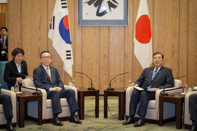 조태열(오른쪽 두 번째) 외교부 장관이 21일 일본 도쿄 총리관저에서 이시바 시게루(맨 오른쪽) 일본 총리를 예방하고 있다. 외교부 제공