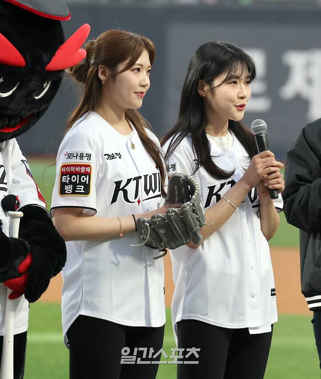 26일 오후 수원 KT위즈파크에서 열린 2025 프로야구 두산과 KT의 경기. 경기전 하얼빈 동계아시안게임 컬링 금메달리스트 설예은과 설예지 쌍둥이 자매가 시구 시타 하기전 승리를 기원하고있다. 수원=정시종 기자 capa@edaily.co.kr /2025.03.26.
