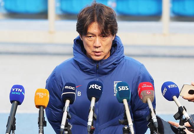 <yonhap photo-3557=""> 질문에 답하는 홍명보 감독 (용인=연합뉴스) 홍기원 기자 = 2026 북중미 월드컵 아시아 3차 예선 B조 8차전 요르단전을 앞둔 축구 국가대표팀 홍명보 감독이 22일 경기도 용인시 처인구 미르스타디움에서 회복훈련에 앞서 취재진 질문에 답하고 있다. 2025.3.22 xanadu@yna.co.kr/2025-03-22 15:54:01/ <저작권자 ⓒ 1980-2025 ㈜연합뉴스. 무단 전재 재배포 금지, AI 학습 및 활용 금지></yonhap>