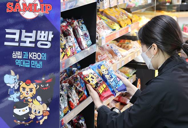 <yonhap photo-2751=""> '삼립과 KBO의 만남' 크보빵 출시 (서울=연합뉴스) 이재희 기자 = 20일 서울의 한 편의점에 '한국야구위원회'(KBO)와 SPC삼립이 협업해 만든 '크보빵'(KBO빵)이 진열돼 있다. 크보빵 제품에서는 프로야구 9개 구단(롯데 자이언츠 제외)의 대표 선수와 마스코트가 인쇄된 띠부씰(탈부착 스티커) 189종과 국가대표 선수로 구성된 스페셜 띠부씰 26종을 만나볼 수 있다. 2025.3.20 scape@yna.co.kr/2025-03-20 13:31:24/ <저작권자 ⓒ 1980-2025 ㈜연합뉴스. 무단 전재 재배포 금지, AI 학습 및 활용 금지></yonhap>