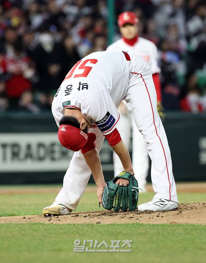 2025 KB0리그 프로야구 SSG랜더스와 롯데자이언츠의 경기가 27일 오후 인천SSG랜더스필드에서 열렸다. 3회초 무사 연속볼넷을 내준 박종훈이 아쉬워하고 있다. 인천=김민규 기자&nbsp; /2025.03.27/