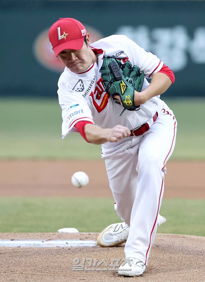 2025 KB0리그 프로야구 SSG랜더스와 롯데자이언츠의 경기가 27일 오후 인천SSG랜더스필드에서 열렸다. 박종훈이 선발 등판해 피칭을 하고 있다. 인천=김민규 기자 /2025.03.27/