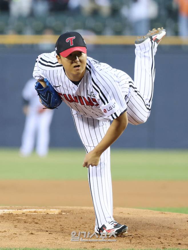 27일 오후 잠실야구장에서 열린 2025 프로야구 한화 와 LG 경기. LG 선발 송승기가 힘차게 공을 던지고있다. 잠실=정시종 기자 capa@edaily.co.kr