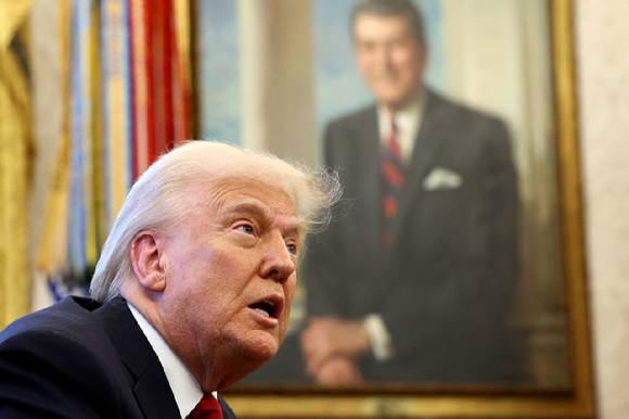 도널드 트럼프 미 대통령이 현지시간 26일 백악관 집무실에서 '외국산 자동차' 관세 부과 관련 기자회견을 갖고 있다. [사진=로이터/연합뉴스]