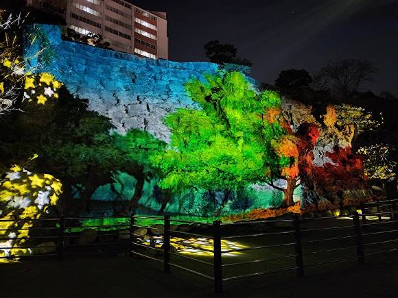 대구 동구 아양폭포에 설치된 미디어파사드  [사진=동구청]