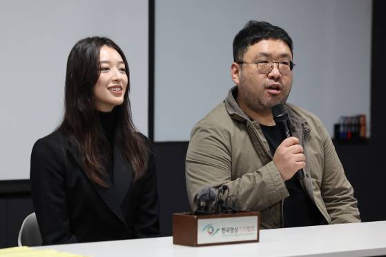 기독교복음선교회(통칭 JMS) 총재 정명석의 여신도 성폭행 혐의 관련 다큐멘터리 '나는 신이다'를 연출한 조성현 PD가 지난 1월 9일 오후 서울 서초구 한국콘퍼런스센터에서 열린 정명석에 대한 대법원 17년형 선고 관련 기자간담회에서 발언하고 있다. 왼쪽은 피해자 메이플씨. 연합뉴스