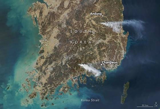 미국 항공우주국(NASA·나사)은 지난 25일(현지시간) 한국 산불 발생 상황을 보여주는 위성사진을 공개했다. 사진은 지난 22일 나사 위성 아쿠아(AQUA) 위성이 촬영한 사진이다. 연합뉴스