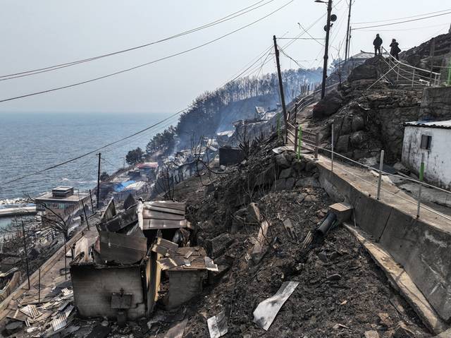 ▲ 지난 26일 경북 영덕군 영덕읍 석리 마을이 산불에 폐허가 돼 있다. 연합뉴스