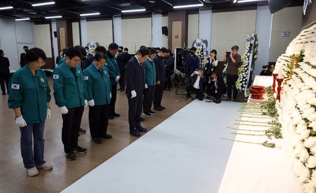 ▲ 더불어민주당 이재명 대표와 의원들이 27일 오후 의성 산불을 진화하다 헬기 추락사고로 희생된 고 박현우 기장의 분향소가 마련된 의성군청소년문화의집 다목적 강당을 찾아 참배하고 있다. 연합뉴스