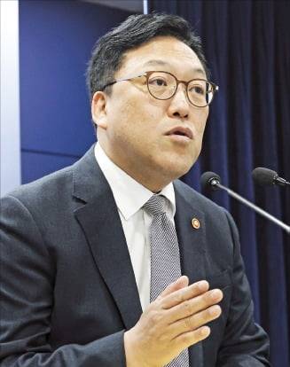 김병환 금융위원장이 26일 정부서울청사에서 열린 기자간담회에서 발언하고 있다.   /뉴스1