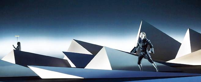 고대 북유럽 신화를 바탕으로 2017년 초연된 오페라 ‘에다(EDDA)’의 무대. 로버트 윌슨이 연출을 담당했다. /ⓒ레슬리 레슬리-스핑크스