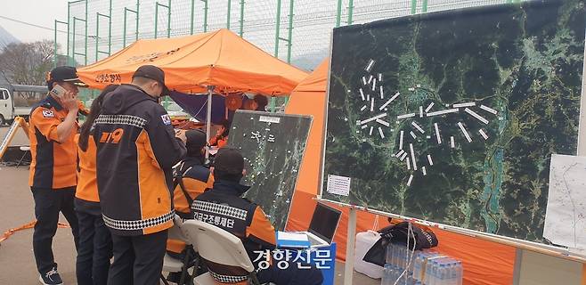 27일 경남 산청군 시천면 덕산중학교에 설치된 산불 진화 현장지휘소에서 소방대원들이 진화작전도를 살펴보고 있다.  김정훈