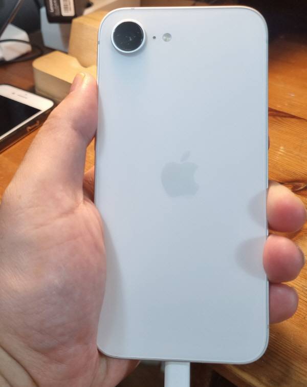 아이폰 16e 후면부 전체 모습. 정옥재 기자