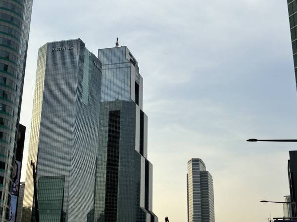 아이폰 16e로 같은 장소에서 무역센터 빌딩을 2.0배 줌으로 촬영했다. 정옥재 기자