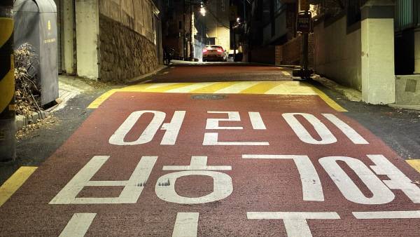 아이폰 16e로 주택가를 야간 촬영했다. 정옥재 기자