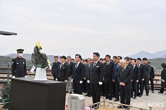 김태흠 충남지사는 27일 제10회 서해수호의 날을 맞아 국립대전현충원 제2연평해전·천안함 묘역을 참배했다.&nbsp;