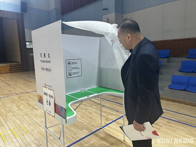 충남도가 27일 4. 2 재‧보궐선거를 앞두고 27일 사전투표소, 4월 1일 본투표소를 점검하고 있다.