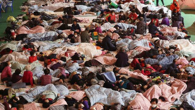 산불을 피해 대피한 주민들이 26일 경북 영양군민회관 대피소에서 휴식을 취하고 있다. 산불이 강한 바람을 타고 종잡을 수 없이 빠르게 확산되고 있어 거동이 불편한 고령자의 대피를 어렵게 하고 있다. 연합뉴스