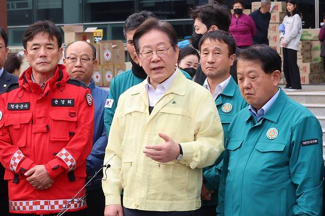 이재명 더불어민주당 대표가 27일 경북 청송 진보문화체육센터에 마련된 산불 이재민 대피소 앞에서 취재진과 문답을 진행하고 있다. 연합뉴스