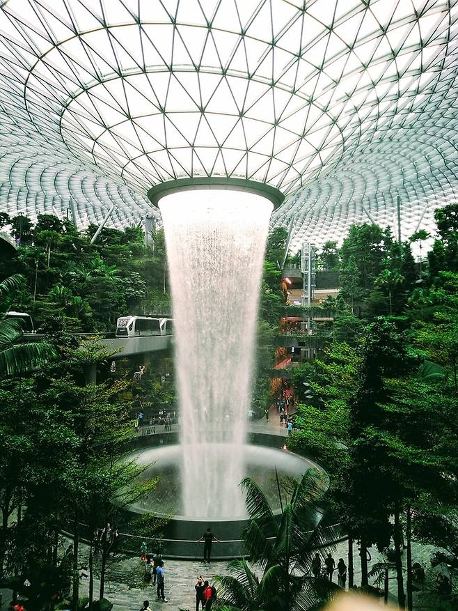 싱가포르 ‘쥬얼 창이 공항 HSBC 레인 보텍스(Jewel Changi HSBC Rain Vortex)’ / 사진 = 픽사베이
