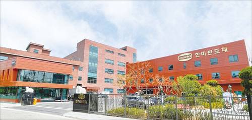 한화세미텍이 SK하이닉스에 TC본더를 공급하면서 한미반도체 독주 체제가 무너질 수 있다는 관측이 나온다. 사진은 한미반도체 인천 공장. (한미반도체 제공)