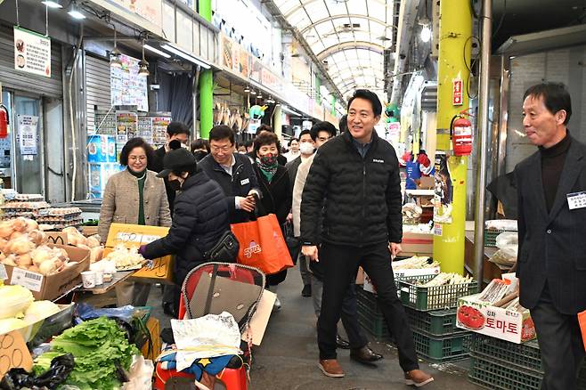 오세훈 서울시장이 설 연휴 첫날인 지난 1월 25일 서울 중곡제일골목시장을 방문해 민생 물가를 점검하고 있다. (서울시 제공) 2025.1.25/뉴스1  Copyright (C) 뉴스1. All rights reserved. 무단 전재 및 재배포,  AI학습 이용 금지. /사진=(서울=뉴스1)