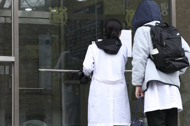 의대 앞에 선 학생들… 서울대를 비롯한 전국 7개 의대의 2025학년도 1학기 등록 마감 시한인 27일 오전 서울 종로구 서울대 의대 연건캠퍼스에서 학생들이 의대 건물로 들어서고 있다.    백동현 기자