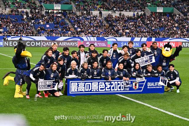 20일 바레인을 꺾고 2026 북중미 월드컵 진출을 확정한 후 세리머니하는 일본 선수들. /게티이미지코리아