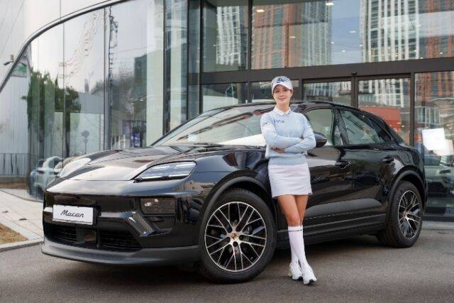 박결이 포르쉐 마칸 4 일렉트릭 앞에서 포즈를 취하고 있다. /도이치아우토