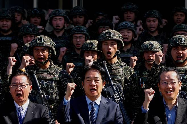 라이칭더 대만 총통(가운데)이 지난 21일(현지시간) 타이페이 쑹산 공군기지에서 장병들과 포즈를 취하고 있다. [로이터]