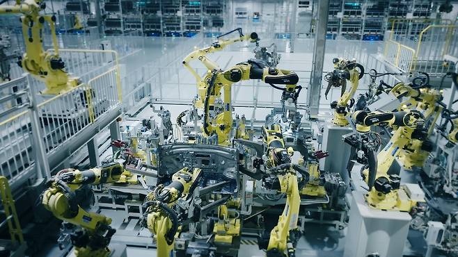 HMGMA 차체 공장에서 차량 패널이 용접 공정을 거치며 자동차의 형태로 생산되고 있다. [현대차그룹 제공]