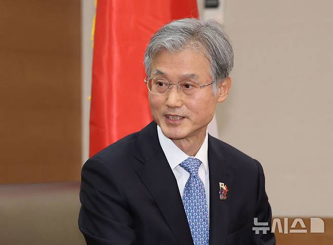 [서울=뉴시스] 김금보 기자 = 조희대 대법원장이 11일 서울 서초구 대법원 대접견실에서 순다레쉬 메논 싱가포르 대법원장을 접견하고 있다. 2025.03.11. kgb@newsis.com