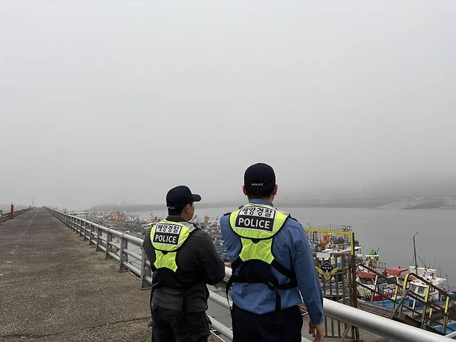 [보령=뉴시스] 해경이 계류된 선박을 점검하고 있다 .(사진=보령해양경찰서 제공) 2025.03.27. photo@newsis.com *재판매 및 DB 금지