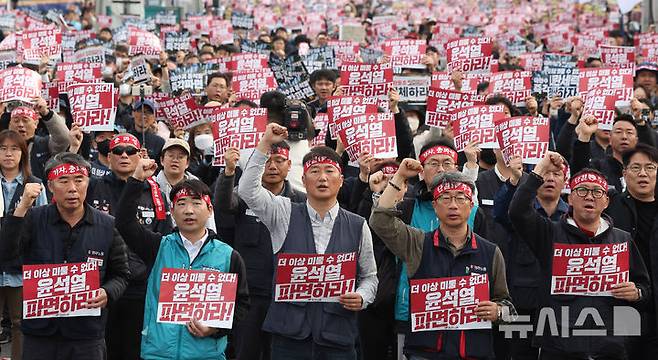 [서울=뉴시스] 추상철 기자 = 전국민주노동조합총연맹이 27일 오후 서울 종로구 광화문광장에서 '윤석열 즉각 파면! 내란세력 청산! 사회대개혁 쟁취!' 총파업 총력투쟁대회를 하고 있다. 2025.03.27. scchoo@newsis.com