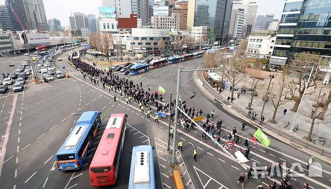 [서울=뉴시스] 추상철 기자 = 전국민주노동조합총연맹이 27일 오후 서울 용산구 서울역 앞에서 '윤석열 즉각 파면! 내란세력 청산! 사회대개혁 쟁취!' 총파업 총력투쟁대회에 앞서 광화문광장 방향으로 행진을 하고 있다. 2025.03.27. scchoo@newsis.com
