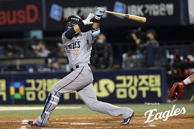 [서울=뉴시스] 프로야구 한화 이글스 채은성이 지난 26일 잠실구장에서 열린 2025 신한 쏠뱅크 KBO리그 LG 트윈스와의 경기에서 타격을 시도하고 있다. (사진=한화 이글스 제공) 2025.03.26. *재판매 및 DB 금지