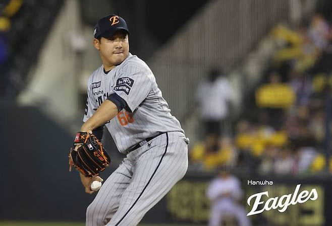 [서울=뉴시스] 프로야구 한화 이글스 주현상이 지난 26일 잠실구장에서 열린 2025 신한 쏠뱅크 KBO리그 LG 트윈스와의 경기에서 불펜으로 등판해 투구하고 있다. (사진=한화 이글스 제공) 2025.03.26. *재판매 및 DB 금지