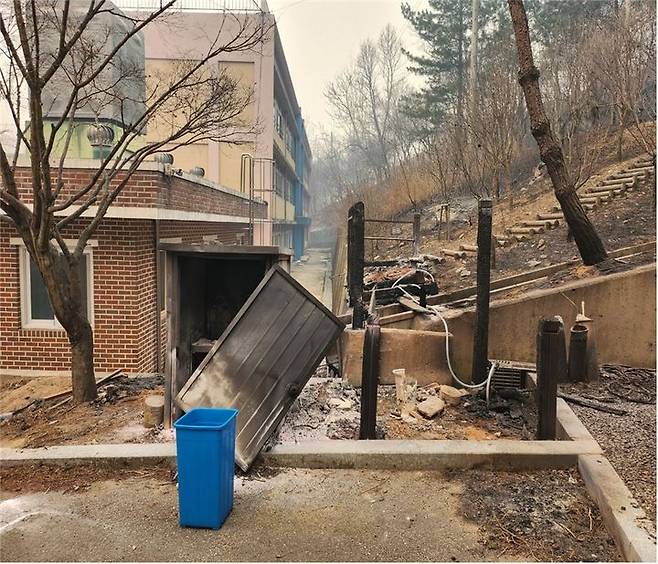 [안동=뉴시스] 산불 피해가 난 청송여자중고등학교. (사진=경북교육청 제공) 2025.03.27. photo@newsis.com *재판매 및 DB 금지