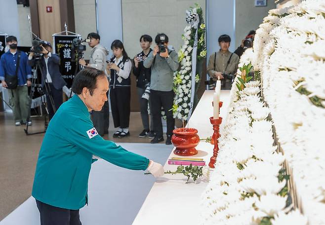 [의성=뉴시스] 김진호 기자 = 김주수 경북 의성군수가 27일 의성군청소년문화의집 다목적 강당에 설치된 고 박현우 기장 분향소에서 분향하고 있다. 고 박현우 기장은 의성산불 진화 중 전날 헬기 추락으로 순직했다. 2025.03.27. (사진=의성군 제공) photo@newsis.com *재판매 및 DB 금지