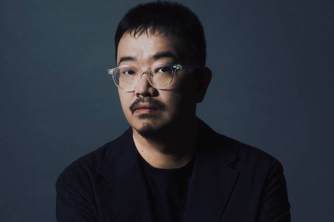 연상호 감독은 극 중 이낙성 정신과 교수 역을 맡은 김도영과의 인연도 전했다. 그는 "재작년에 서울독립영화제에서 심사위원을 맡았는데 당시 영화 '이제 해야 할 일'에서 조연으로 출연한 김도영 배우의 연기가 돋보였다"며 "그 연기를 보고 이낙성 역으로 이 배우다 싶어 제안했다"고 말했다. 사진은 연상호 감독. 넷플릭스 제공